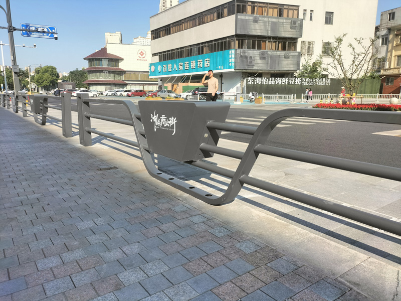 无锡商业街道路隔离花箱案例