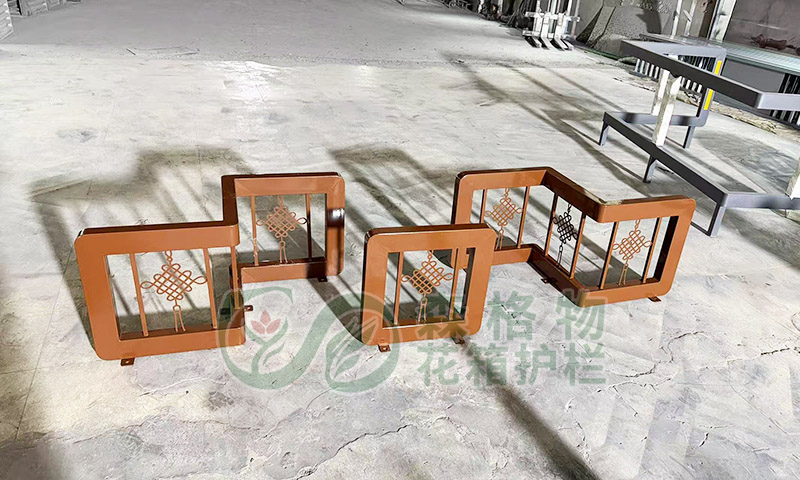 江苏南通中国结人车分流车挡护栏案例