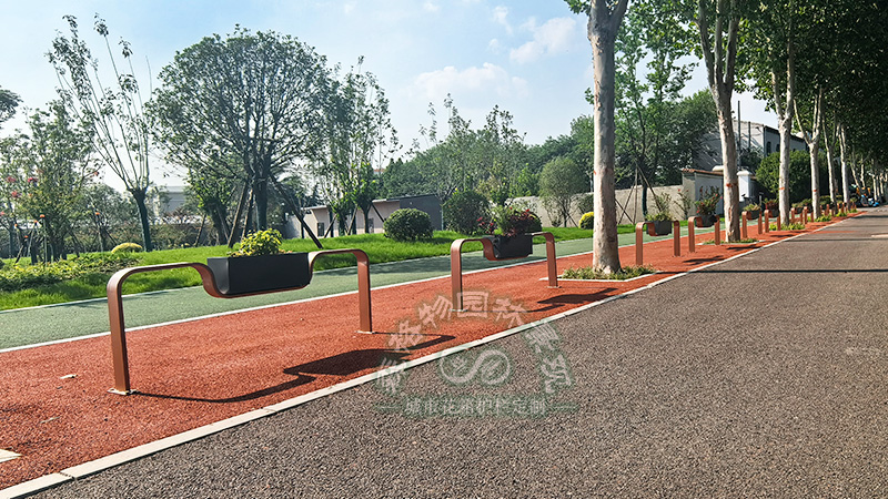 河南洛阳中间带小花箱隔离护栏道路隔离景观升级案例