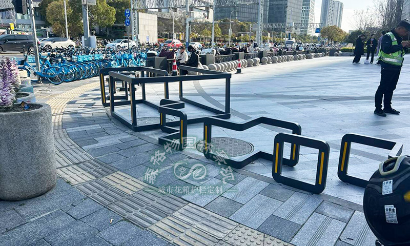 上海闵行某广场人车分流案例 | 森格物园林景观车挡无障碍通道护栏应用