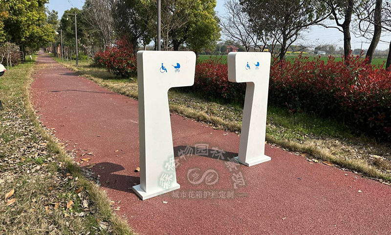 7 字型无障碍通道门厂家 森格物园林景观绿道电动车禁入设施案例