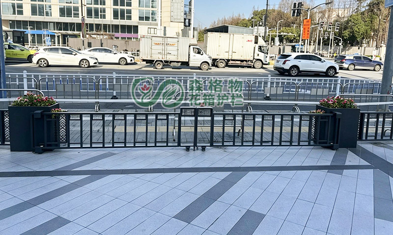 上海闵行广场可移动伸缩花箱护栏应用案例 | 森格物园林景观市政道路隔离解决方案