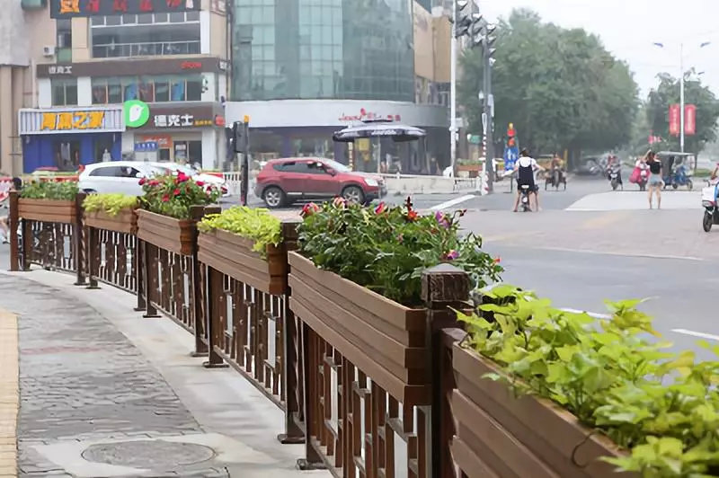 道路花箱及护栏的组合改善了城市道路