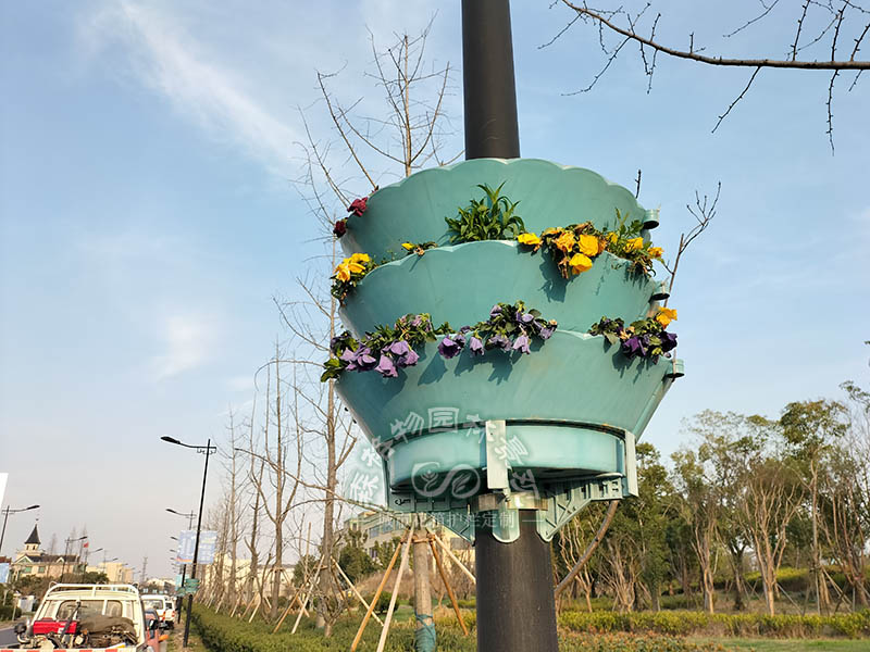 圆形灯杆花盆是一种美观大方、实用性强的花盆设计。