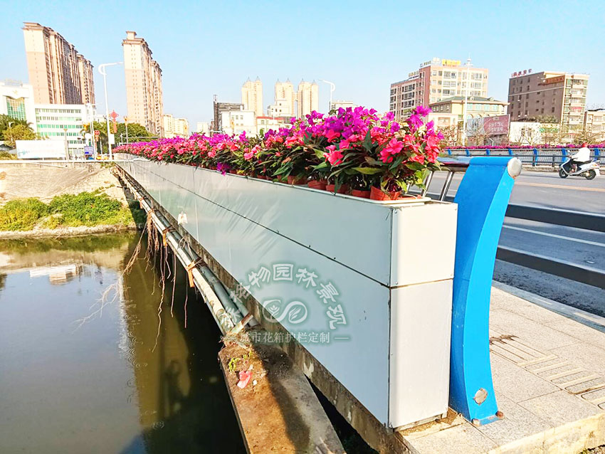 什么是桥梁外侧绿化花箱 