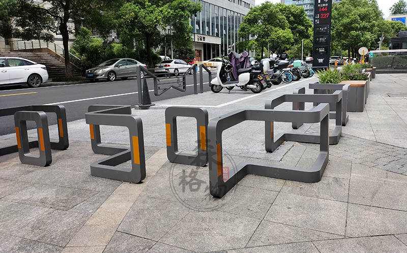 现在的商业街为什么喜欢安装防撞车挡护栏