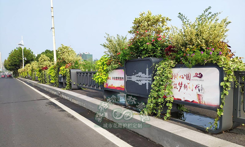 滨江景观道路花箱护栏,森格物耐腐蚀金属一体化护栏