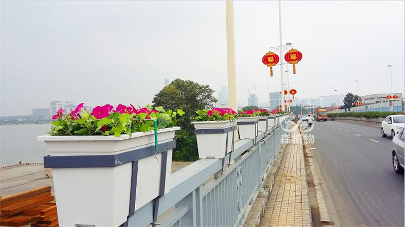 桥梁护栏花箱的基本规格和特点介绍 桥梁护栏花箱的基本规格和特点介绍