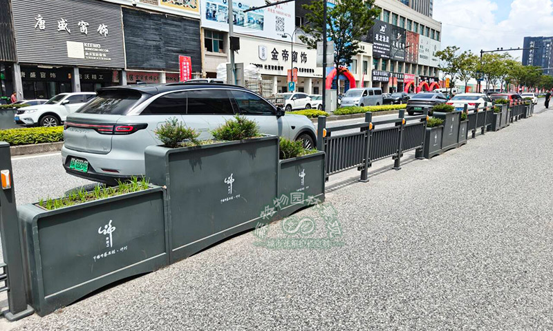 机非隔离新方案,森格物花箱护栏打造高颜值城市道路 机非隔离新方案,森格物花箱护栏打造高颜值城市道路