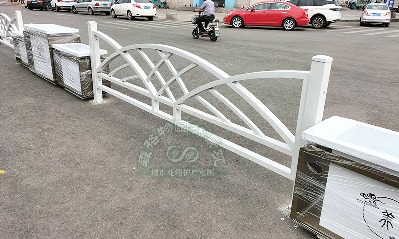 城市中央隔离带花箱护栏_304 不锈钢市政花箱护栏定制生产 - 森格物园林景观 城市中央隔离带花箱护栏_304 不锈钢市政花箱护栏定制生产 - 森格物园林景观